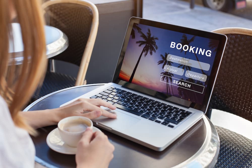 Laptop mit geöffneter Online Travel Agency (OTA) Webseite, symbolisiert die digitale Buchungsplattform für Hotels